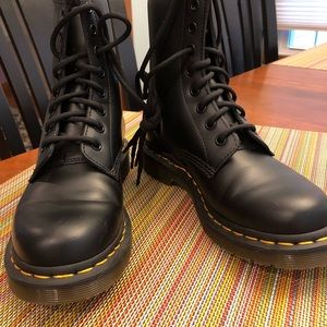Women’s Doc Martens Style 11821 Size 6